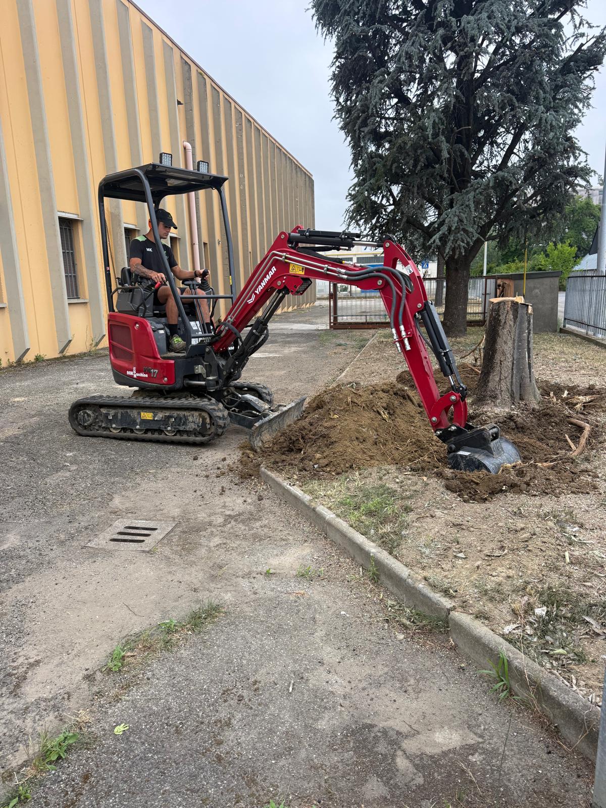 Lavori con miniescavatore - FT Giardini